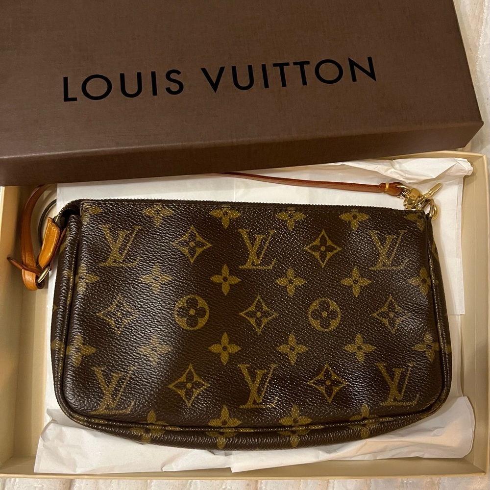 ‼️SOLD‼️Louis Vuitton Classic monogram pochette